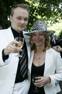 8-06-2005 SHOWBIZZ; HARINGPARTY OP NEIJENRODE TE BREUKELEN. Vele bekende nederlanders waren weer aanwezig op Neijenrode om de nieuwe haring te proeven.Ook de mooie hoeden ontbraken dit jaar niet.
foto: Albert den Iseger