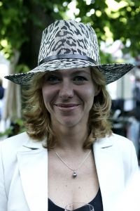 8-06-2005 SHOWBIZZ; HARINGPARTY OP NEIJENRODE TE BREUKELEN. Vele bekende nederlanders waren weer aanwezig op Neijenrode om de nieuwe haring te proeven.Ook de mooie hoeden ontbraken dit jaar niet.
foto: Albert den Iseger