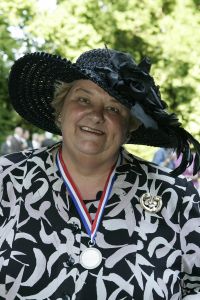 8-06-2005 SHOWBIZZ; HARINGPARTY OP NEIJENRODE TE BREUKELEN. Vele bekende nederlanders waren weer aanwezig op Neijenrode om de nieuwe haring te proeven.Ook de mooie hoeden ontbraken dit jaar niet.
foto: Albert den Iseger