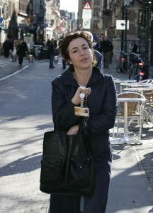 01-06-2005 POLITIEK: FEMKE HALSEMA  ALTIJD LASTIG ALS JE HAAR IN HAAR PRIVE TIJD TEGEN KOMT. Femke doet altijd vervelend als je haar in prive tijd tegen komt op straat, wil nooit gefotografeerd worden, en begint na enige tijd ook altijd associaal te schelden. Het is nooit prettig haar te moeten fotograferen.
foto Albert den Iseger.