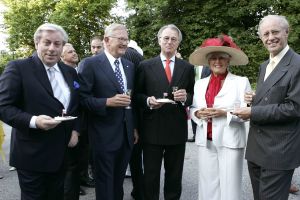 8-06-2005 SHOWBIZZ; HARINGPARTY OP NEIJENRODE TE BREUKELEN. Vele bekende nederlanders waren weer aanwezig op Neijenrode om de nieuwe haring te proeven.Ook de mooie hoeden ontbraken dit jaar niet.
foto: Albert den Iseger