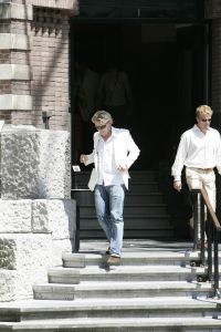 23-06-2005 SHOWBIZZ; BASTIAAN RAGAS EN TOOSKE BREUGEM TROUWEN IN AMSTERDAM.Bastiaan en Tooske gingen op de fiets naar het stadshuis om samen met vier getuigen te troiuwen waaronder zijn broer Roef Ragas.Na een half uur was de huwelijksceremonie gesloten en vertrokken zij per fiets het Vondelpark in.
Foto; Albert den Iseger