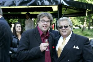 8-06-2005 SHOWBIZZ; HARINGPARTY OP NEIJENRODE TE BREUKELEN. Vele bekende nederlanders waren weer aanwezig op Neijenrode om de nieuwe haring te proeven.Ook de mooie hoeden ontbraken dit jaar niet.
foto: Albert den Iseger