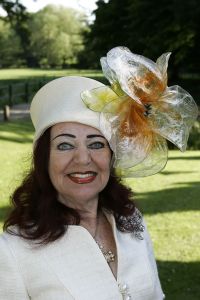 8-06-2005 SHOWBIZZ; HARINGPARTY OP NEIJENRODE TE BREUKELEN. Vele bekende nederlanders waren weer aanwezig op Neijenrode om de nieuwe haring te proeven.Ook de mooie hoeden ontbraken dit jaar niet.
foto: Albert den Iseger