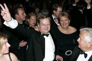 20-06-2005 ACTUEEL; HILBRAND NAWIJN VIERT AL FEEST OP DE NIEUWE BEWEGING SAMEN MET FILIP DEWINTER.
foto; Albert den Iseger