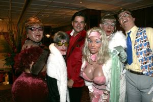 12-06-2005 SHOWBIZZ; JAAP LIETHOF VIERT ZIJN VERJAARDAG IN HOTELS VAN ORANJE TE NOORDWIJK.Vele bekende Nederlanders waren gekomen in dress code black en red om samen met Jaap het feest van zijn verjaardag te vieren.
Foto;Albert den Iseger