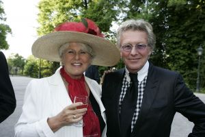 8-06-2005 SHOWBIZZ; HARINGPARTY OP NEIJENRODE TE BREUKELEN. Vele bekende nederlanders waren weer aanwezig op Neijenrode om de nieuwe haring te proeven.Ook de mooie hoeden ontbraken dit jaar niet.
foto: Albert den Iseger