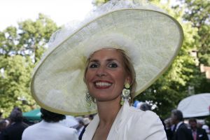 8-06-2005 SHOWBIZZ; HARINGPARTY OP NEIJENRODE TE BREUKELEN. Vele bekende nederlanders waren weer aanwezig op Neijenrode om de nieuwe haring te proeven.Ook de mooie hoeden ontbraken dit jaar niet.
foto: Albert den Iseger