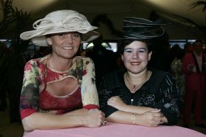 8-06-2005 SHOWBIZZ; HARINGPARTY OP NEIJENRODE TE BREUKELEN. Vele bekende nederlanders waren weer aanwezig op Neijenrode om de nieuwe haring te proeven.Ook de mooie hoeden ontbraken dit jaar niet.
foto: Albert den Iseger