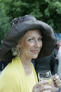 8-06-2005 SHOWBIZZ; HARINGPARTY OP NEIJENRODE TE BREUKELEN. Vele bekende nederlanders waren weer aanwezig op Neijenrode om de nieuwe haring te proeven.Ook de mooie hoeden ontbraken dit jaar niet.
foto: Albert den Iseger