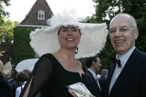 8-06-2005 SHOWBIZZ; HARINGPARTY OP NEIJENRODE TE BREUKELEN. Vele bekende nederlanders waren weer aanwezig op Neijenrode om de nieuwe haring te proeven.Ook de mooie hoeden ontbraken dit jaar niet.
foto: Albert den Iseger