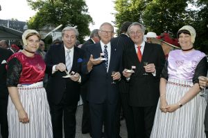 8-06-2005 SHOWBIZZ; HARINGPARTY OP NEIJENRODE TE BREUKELEN. Vele bekende nederlanders waren weer aanwezig op Neijenrode om de nieuwe haring te proeven.Ook de mooie hoeden ontbraken dit jaar niet.
foto: Albert den Iseger