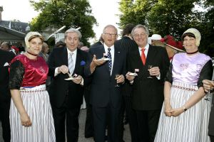 8-06-2005 SHOWBIZZ; HARINGPARTY OP NEIJENRODE TE BREUKELEN. Vele bekende nederlanders waren weer aanwezig op Neijenrode om de nieuwe haring te proeven.Ook de mooie hoeden ontbraken dit jaar niet.
foto: Albert den Iseger