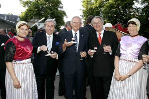 8-06-2005 SHOWBIZZ; HARINGPARTY OP NEIJENRODE TE BREUKELEN. Vele bekende nederlanders waren weer aanwezig op Neijenrode om de nieuwe haring te proeven.Ook de mooie hoeden ontbraken dit jaar niet.
foto: Albert den Iseger