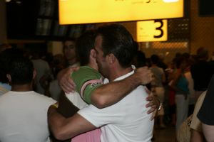 28-06-2005 SHOWBIZZ; SILVIE MEIS EN RAFAEL V.D.VAART ZIJN TERUG VAN VAKANTIE. Na huwelijksreis van 2 weken op Bermuda en St.Barth zijn ze weer terug in Nederland. Silvie is in gesprek met SBS en Rafael gaat op zoek naar een nieuw huis in Hamburg.
Foto;Albert den Iseger