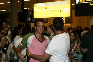 28-06-2005 SHOWBIZZ; SILVIE MEIS EN RAFAEL V.D.VAART ZIJN TERUG VAN VAKANTIE. Na huwelijksreis van 2 weken op Bermuda en St.Barth zijn ze weer terug in Nederland. Silvie is in gesprek met SBS en Rafael gaat op zoek naar een nieuw huis in Hamburg.
Foto;Albert den Iseger