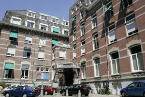 23-06-2005 SHOWBIZZ; BASTIAAN RAGAS EN TOOSKE BREUGEM TROUWEN IN AMSTERDAM.Bastiaan en Tooske gingen op de fiets naar het stadshuis om samen met vier getuigen te troiuwen waaronder zijn broer Roef Ragas.Na een half uur was de huwelijksceremonie gesloten en vertrokken zij per fiets het Vondelpark in.
Foto; Albert den Iseger