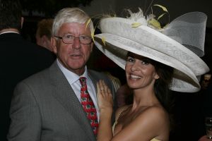 8-06-2005 SHOWBIZZ; HARINGPARTY OP NEIJENRODE TE BREUKELEN. Vele bekende nederlanders waren weer aanwezig op Neijenrode om de nieuwe haring te proeven.Ook de mooie hoeden ontbraken dit jaar niet.
foto: Albert den Iseger
