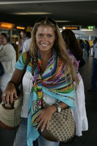 28-06-2005 SHOWBIZZ; SILVIE MEIS EN RAFAEL V.D.VAART ZIJN TERUG VAN VAKANTIE. Na huwelijksreis van 2 weken op Bermuda en St.Barth zijn ze weer terug in Nederland. Silvie is in gesprek met SBS en Rafael gaat op zoek naar een nieuw huis in Hamburg.
Foto;Albert den Iseger