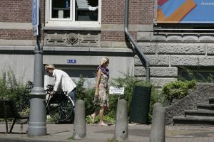 23-06-2005 SHOWBIZZ; BASTIAAN RAGAS EN TOOSKE BREUGEM TROUWEN IN AMSTERDAM.Bastiaan en Tooske gingen op de fiets naar het stadshuis om samen met vier getuigen te troiuwen waaronder zijn broer Roef Ragas.Na een half uur was de huwelijksceremonie gesloten en vertrokken zij per fiets het Vondelpark in.
Foto; Albert den Iseger