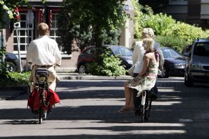 23-06-2005 SHOWBIZZ; BASTIAAN RAGAS EN TOOSKE BREUGEM TROUWEN IN AMSTERDAM.Bastiaan en Tooske gingen op de fiets naar het stadshuis om samen met vier getuigen te troiuwen waaronder zijn broer Roef Ragas.Na een half uur was de huwelijksceremonie gesloten en vertrokken zij per fiets het Vondelpark in.
Foto; Albert den Iseger