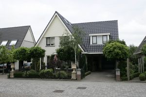 28-06-2005 SHOWBIZZ; SILVIE MEIS EN RAFAEL V.D.VAART ZIJN TERUG VAN VAKANTIE. Na huwelijksreis van 2 weken op Bermuda en St.Barth zijn ze weer terug in Nederland. Silvie is in gesprek met SBS en Rafael gaat op zoek naar een nieuw huis in Hamburg.
Foto;Albert den Iseger