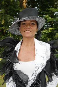 08-06-2006 SHOWBIZZ; HARINGPARTY IS OOK MET ORANJEKOORTS BESMET.Op de 45ste Nationale Haringpartij op het prachtige landgoed van Kasteel Neijenrode in Breukelen was de oude haring nog net niet oranje.Wel veel dames en heren waren in het oranje getint zoals o.a. dassen,jurkjes,schoenen en natuurlijk de hoedjes. Het leverde als elk jaar weer een prachtig schouwspel op in het heerlijke zomerse zonlicht.Vele honderden genodigden waren weer naar Breukelen afgereist om een oud haringtje te nuttigen.Er waren weer tal van bekenden uit de mode, politiek,showbizz en media wereld aanwezig. De haring smaakte prima, de wijn was al vroeg op en de sfeer was top zoals al 45 jaar bij het haring happen. Hopelijk zijn er volgend jaar weer de echte Hollandsche nieuwe maatjes aanwezig.
foto: Albert den Iseger.