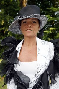 08-06-2006 SHOWBIZZ; HARINGPARTY IS OOK MET ORANJEKOORTS BESMET.Op de 45ste Nationale Haringpartij op het prachtige landgoed van Kasteel Neijenrode in Breukelen was de oude haring nog net niet oranje.Wel veel dames en heren waren in het oranje getint zoals o.a. dassen,jurkjes,schoenen en natuurlijk de hoedjes. Het leverde als elk jaar weer een prachtig schouwspel op in het heerlijke zomerse zonlicht.Vele honderden genodigden waren weer naar Breukelen afgereist om een oud haringtje te nuttigen.Er waren weer tal van bekenden uit de mode, politiek,showbizz en media wereld aanwezig. De haring smaakte prima, de wijn was al vroeg op en de sfeer was top zoals al 45 jaar bij het haring happen. Hopelijk zijn er volgend jaar weer de echte Hollandsche nieuwe maatjes aanwezig.
foto: Albert den Iseger.