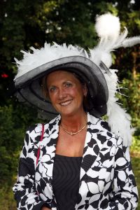 08-06-2006 SHOWBIZZ; HARINGPARTY IS OOK MET ORANJEKOORTS BESMET.Op de 45ste Nationale Haringpartij op het prachtige landgoed van Kasteel Neijenrode in Breukelen was de oude haring nog net niet oranje.Wel veel dames en heren waren in het oranje getint zoals o.a. dassen,jurkjes,schoenen en natuurlijk de hoedjes. Het leverde als elk jaar weer een prachtig schouwspel op in het heerlijke zomerse zonlicht.Vele honderden genodigden waren weer naar Breukelen afgereist om een oud haringtje te nuttigen.Er waren weer tal van bekenden uit de mode, politiek,showbizz en media wereld aanwezig. De haring smaakte prima, de wijn was al vroeg op en de sfeer was top zoals al 45 jaar bij het haring happen. Hopelijk zijn er volgend jaar weer de echte Hollandsche nieuwe maatjes aanwezig.
foto: Albert den Iseger.