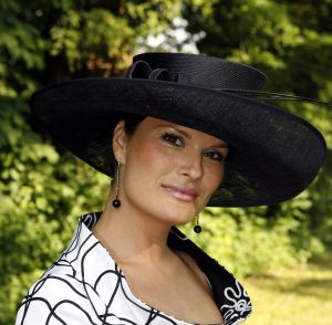08-06-2006 SHOWBIZZ; HARINGPARTY IS OOK MET ORANJEKOORTS BESMET.Op de 45ste Nationale Haringpartij op het prachtige landgoed van Kasteel Neijenrode in Breukelen was de oude haring nog net niet oranje.Wel veel dames en heren waren in het oranje getint zoals o.a. dassen,jurkjes,schoenen en natuurlijk de hoedjes. Het leverde als elk jaar weer een prachtig schouwspel op in het heerlijke zomerse zonlicht.Vele honderden genodigden waren weer naar Breukelen afgereist om een oud haringtje te nuttigen.Er waren weer tal van bekenden uit de mode, politiek,showbizz en media wereld aanwezig. De haring smaakte prima, de wijn was al vroeg op en de sfeer was top zoals al 45 jaar bij het haring happen. Hopelijk zijn er volgend jaar weer de echte Hollandsche nieuwe maatjes aanwezig.
foto: Albert den Iseger.