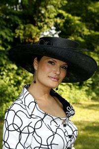 08-06-2006 SHOWBIZZ; HARINGPARTY IS OOK MET ORANJEKOORTS BESMET.Op de 45ste Nationale Haringpartij op het prachtige landgoed van Kasteel Neijenrode in Breukelen was de oude haring nog net niet oranje.Wel veel dames en heren waren in het oranje getint zoals o.a. dassen,jurkjes,schoenen en natuurlijk de hoedjes. Het leverde als elk jaar weer een prachtig schouwspel op in het heerlijke zomerse zonlicht.Vele honderden genodigden waren weer naar Breukelen afgereist om een oud haringtje te nuttigen.Er waren weer tal van bekenden uit de mode, politiek,showbizz en media wereld aanwezig. De haring smaakte prima, de wijn was al vroeg op en de sfeer was top zoals al 45 jaar bij het haring happen. Hopelijk zijn er volgend jaar weer de echte Hollandsche nieuwe maatjes aanwezig.
foto: Albert den Iseger.