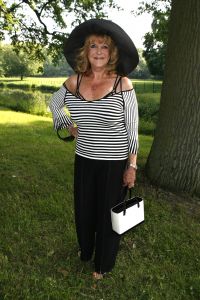 08-06-2006 SHOWBIZZ; HARINGPARTY IS OOK MET ORANJEKOORTS BESMET.Op de 45ste Nationale Haringpartij op het prachtige landgoed van Kasteel Neijenrode in Breukelen was de oude haring nog net niet oranje.Wel veel dames en heren waren in het oranje getint zoals o.a. dassen,jurkjes,schoenen en natuurlijk de hoedjes. Het leverde als elk jaar weer een prachtig schouwspel op in het heerlijke zomerse zonlicht.Vele honderden genodigden waren weer naar Breukelen afgereist om een oud haringtje te nuttigen.Er waren weer tal van bekenden uit de mode, politiek,showbizz en media wereld aanwezig. De haring smaakte prima, de wijn was al vroeg op en de sfeer was top zoals al 45 jaar bij het haring happen. Hopelijk zijn er volgend jaar weer de echte Hollandsche nieuwe maatjes aanwezig.
foto: Albert den Iseger.