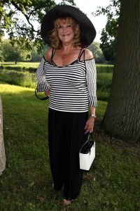08-06-2006 SHOWBIZZ; HARINGPARTY IS OOK MET ORANJEKOORTS BESMET.Op de 45ste Nationale Haringpartij op het prachtige landgoed van Kasteel Neijenrode in Breukelen was de oude haring nog net niet oranje.Wel veel dames en heren waren in het oranje getint zoals o.a. dassen,jurkjes,schoenen en natuurlijk de hoedjes. Het leverde als elk jaar weer een prachtig schouwspel op in het heerlijke zomerse zonlicht.Vele honderden genodigden waren weer naar Breukelen afgereist om een oud haringtje te nuttigen.Er waren weer tal van bekenden uit de mode, politiek,showbizz en media wereld aanwezig. De haring smaakte prima, de wijn was al vroeg op en de sfeer was top zoals al 45 jaar bij het haring happen. Hopelijk zijn er volgend jaar weer de echte Hollandsche nieuwe maatjes aanwezig.
foto: Albert den Iseger.