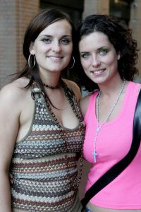 14-06-2006 SHOWBIZZ; ZUSJES VAN GINNEKEN BEIDE IN BLIJDE VERWACHTING. Aukje en haar zus Marieke zijn beide zwanger.Marieke verwacht haar eerste baby over twee maanden terwijl de baby van zus Aukje waarschijnelijk een kerstkind word. De 24 jarige Aukje woont samen met haar vriend Sander in Breda waar ze onlangs nog een huis kocht, eerder woonde zij in Haarlem. Aukje staat ook bekend dat zij ook niet vies is van de vrouwenliefde en bekende in een eerder interview het heerlijk te vinden om met vrouwen te vrijen.Haar vriend Sander heeft daar echter geen probleem mee zegt Aukje. Aukje is bekend geworden door haar rol in GTST daarin speelde zij Charlie, die had een relatie met Isabella of te wel Victoria Koblenco.
foto: Albert den Iseger