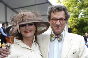 08-06-2006 SHOWBIZZ; HARINGPARTY IS OOK MET ORANJEKOORTS BESMET.Op de 45ste Nationale Haringpartij op het prachtige landgoed van Kasteel Neijenrode in Breukelen was de oude haring nog net niet oranje.Wel veel dames en heren waren in het oranje getint zoals o.a. dassen,jurkjes,schoenen en natuurlijk de hoedjes. Het leverde als elk jaar weer een prachtig schouwspel op in het heerlijke zomerse zonlicht.Vele honderden genodigden waren weer naar Breukelen afgereist om een oud haringtje te nuttigen.Er waren weer tal van bekenden uit de mode, politiek,showbizz en media wereld aanwezig. De haring smaakte prima, de wijn was al vroeg op en de sfeer was top zoals al 45 jaar bij het haring happen. Hopelijk zijn er volgend jaar weer de echte Hollandsche nieuwe maatjes aanwezig.
foto: Albert den Iseger.