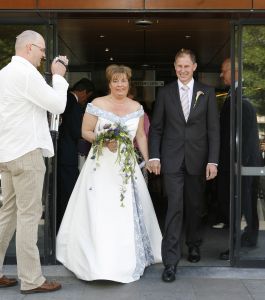 07-06-2006 SHOWBIZZ; BOER HANS TROUWT ZIJN CONNIE. De eerste boer is dan uiteindelijk getrouwd. De eerste KRO serie van\