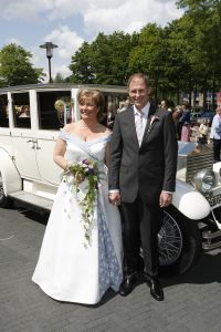 07-06-2006 SHOWBIZZ; BOER HANS TROUWT ZIJN CONNIE. De eerste boer is dan uiteindelijk getrouwd. De eerste KRO serie van\