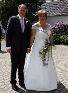 07-06-2006 SHOWBIZZ; BOER HANS TROUWT ZIJN CONNIE. De eerste boer is dan uiteindelijk getrouwd. De eerste KRO serie van\