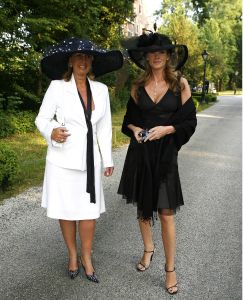 08-06-2006 SHOWBIZZ; HARINGPARTY IS OOK MET ORANJEKOORTS BESMET.Op de 45ste Nationale Haringpartij op het prachtige landgoed van Kasteel Neijenrode in Breukelen was de oude haring nog net niet oranje.Wel veel dames en heren waren in het oranje getint zoals o.a. dassen,jurkjes,schoenen en natuurlijk de hoedjes. Het leverde als elk jaar weer een prachtig schouwspel op in het heerlijke zomerse zonlicht.Vele honderden genodigden waren weer naar Breukelen afgereist om een oud haringtje te nuttigen.Er waren weer tal van bekenden uit de mode, politiek,showbizz en media wereld aanwezig. De haring smaakte prima, de wijn was al vroeg op en de sfeer was top zoals al 45 jaar bij het haring happen. Hopelijk zijn er volgend jaar weer de echte Hollandsche nieuwe maatjes aanwezig.
foto: Albert den Iseger.