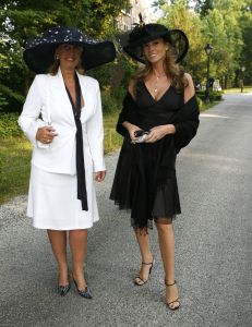 08-06-2006 SHOWBIZZ; HARINGPARTY IS OOK MET ORANJEKOORTS BESMET.Op de 45ste Nationale Haringpartij op het prachtige landgoed van Kasteel Neijenrode in Breukelen was de oude haring nog net niet oranje.Wel veel dames en heren waren in het oranje getint zoals o.a. dassen,jurkjes,schoenen en natuurlijk de hoedjes. Het leverde als elk jaar weer een prachtig schouwspel op in het heerlijke zomerse zonlicht.Vele honderden genodigden waren weer naar Breukelen afgereist om een oud haringtje te nuttigen.Er waren weer tal van bekenden uit de mode, politiek,showbizz en media wereld aanwezig. De haring smaakte prima, de wijn was al vroeg op en de sfeer was top zoals al 45 jaar bij het haring happen. Hopelijk zijn er volgend jaar weer de echte Hollandsche nieuwe maatjes aanwezig.
foto: Albert den Iseger.
