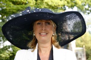 08-06-2006 SHOWBIZZ; HARINGPARTY IS OOK MET ORANJEKOORTS BESMET.Op de 45ste Nationale Haringpartij op het prachtige landgoed van Kasteel Neijenrode in Breukelen was de oude haring nog net niet oranje.Wel veel dames en heren waren in het oranje getint zoals o.a. dassen,jurkjes,schoenen en natuurlijk de hoedjes. Het leverde als elk jaar weer een prachtig schouwspel op in het heerlijke zomerse zonlicht.Vele honderden genodigden waren weer naar Breukelen afgereist om een oud haringtje te nuttigen.Er waren weer tal van bekenden uit de mode, politiek,showbizz en media wereld aanwezig. De haring smaakte prima, de wijn was al vroeg op en de sfeer was top zoals al 45 jaar bij het haring happen. Hopelijk zijn er volgend jaar weer de echte Hollandsche nieuwe maatjes aanwezig.
foto: Albert den Iseger.