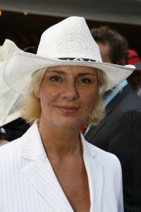 08-06-2006 SHOWBIZZ; HARINGPARTY IS OOK MET ORANJEKOORTS BESMET.Op de 45ste Nationale Haringpartij op het prachtige landgoed van Kasteel Neijenrode in Breukelen was de oude haring nog net niet oranje.Wel veel dames en heren waren in het oranje getint zoals o.a. dassen,jurkjes,schoenen en natuurlijk de hoedjes. Het leverde als elk jaar weer een prachtig schouwspel op in het heerlijke zomerse zonlicht.Vele honderden genodigden waren weer naar Breukelen afgereist om een oud haringtje te nuttigen.Er waren weer tal van bekenden uit de mode, politiek,showbizz en media wereld aanwezig. De haring smaakte prima, de wijn was al vroeg op en de sfeer was top zoals al 45 jaar bij het haring happen. Hopelijk zijn er volgend jaar weer de echte Hollandsche nieuwe maatjes aanwezig.
foto: Albert den Iseger.