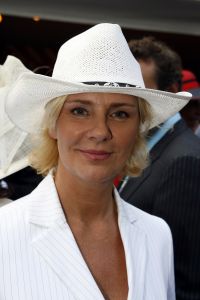 08-06-2006 SHOWBIZZ; HARINGPARTY IS OOK MET ORANJEKOORTS BESMET.Op de 45ste Nationale Haringpartij op het prachtige landgoed van Kasteel Neijenrode in Breukelen was de oude haring nog net niet oranje.Wel veel dames en heren waren in het oranje getint zoals o.a. dassen,jurkjes,schoenen en natuurlijk de hoedjes. Het leverde als elk jaar weer een prachtig schouwspel op in het heerlijke zomerse zonlicht.Vele honderden genodigden waren weer naar Breukelen afgereist om een oud haringtje te nuttigen.Er waren weer tal van bekenden uit de mode, politiek,showbizz en media wereld aanwezig. De haring smaakte prima, de wijn was al vroeg op en de sfeer was top zoals al 45 jaar bij het haring happen. Hopelijk zijn er volgend jaar weer de echte Hollandsche nieuwe maatjes aanwezig.
foto: Albert den Iseger.