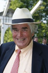 08-06-2006 SHOWBIZZ; HARINGPARTY IS OOK MET ORANJEKOORTS BESMET.Op de 45ste Nationale Haringpartij op het prachtige landgoed van Kasteel Neijenrode in Breukelen was de oude haring nog net niet oranje.Wel veel dames en heren waren in het oranje getint zoals o.a. dassen,jurkjes,schoenen en natuurlijk de hoedjes. Het leverde als elk jaar weer een prachtig schouwspel op in het heerlijke zomerse zonlicht.Vele honderden genodigden waren weer naar Breukelen afgereist om een oud haringtje te nuttigen.Er waren weer tal van bekenden uit de mode, politiek,showbizz en media wereld aanwezig. De haring smaakte prima, de wijn was al vroeg op en de sfeer was top zoals al 45 jaar bij het haring happen. Hopelijk zijn er volgend jaar weer de echte Hollandsche nieuwe maatjes aanwezig.
foto: Albert den Iseger.