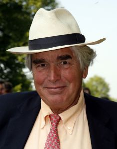 08-06-2006 SHOWBIZZ; HARINGPARTY IS OOK MET ORANJEKOORTS BESMET.Op de 45ste Nationale Haringpartij op het prachtige landgoed van Kasteel Neijenrode in Breukelen was de oude haring nog net niet oranje.Wel veel dames en heren waren in het oranje getint zoals o.a. dassen,jurkjes,schoenen en natuurlijk de hoedjes. Het leverde als elk jaar weer een prachtig schouwspel op in het heerlijke zomerse zonlicht.Vele honderden genodigden waren weer naar Breukelen afgereist om een oud haringtje te nuttigen.Er waren weer tal van bekenden uit de mode, politiek,showbizz en media wereld aanwezig. De haring smaakte prima, de wijn was al vroeg op en de sfeer was top zoals al 45 jaar bij het haring happen. Hopelijk zijn er volgend jaar weer de echte Hollandsche nieuwe maatjes aanwezig.
foto: Albert den Iseger.