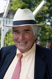 08-06-2006 SHOWBIZZ; HARINGPARTY IS OOK MET ORANJEKOORTS BESMET.Op de 45ste Nationale Haringpartij op het prachtige landgoed van Kasteel Neijenrode in Breukelen was de oude haring nog net niet oranje.Wel veel dames en heren waren in het oranje getint zoals o.a. dassen,jurkjes,schoenen en natuurlijk de hoedjes. Het leverde als elk jaar weer een prachtig schouwspel op in het heerlijke zomerse zonlicht.Vele honderden genodigden waren weer naar Breukelen afgereist om een oud haringtje te nuttigen.Er waren weer tal van bekenden uit de mode, politiek,showbizz en media wereld aanwezig. De haring smaakte prima, de wijn was al vroeg op en de sfeer was top zoals al 45 jaar bij het haring happen. Hopelijk zijn er volgend jaar weer de echte Hollandsche nieuwe maatjes aanwezig.
foto: Albert den Iseger.