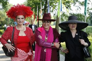 08-06-2006 SHOWBIZZ; HARINGPARTY IS OOK MET ORANJEKOORTS BESMET.Op de 45ste Nationale Haringpartij op het prachtige landgoed van Kasteel Neijenrode in Breukelen was de oude haring nog net niet oranje.Wel veel dames en heren waren in het oranje getint zoals o.a. dassen,jurkjes,schoenen en natuurlijk de hoedjes. Het leverde als elk jaar weer een prachtig schouwspel op in het heerlijke zomerse zonlicht.Vele honderden genodigden waren weer naar Breukelen afgereist om een oud haringtje te nuttigen.Er waren weer tal van bekenden uit de mode, politiek,showbizz en media wereld aanwezig. De haring smaakte prima, de wijn was al vroeg op en de sfeer was top zoals al 45 jaar bij het haring happen. Hopelijk zijn er volgend jaar weer de echte Hollandsche nieuwe maatjes aanwezig.
foto: Albert den Iseger.