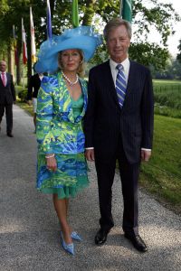 08-06-2006 SHOWBIZZ; HARINGPARTY IS OOK MET ORANJEKOORTS BESMET.Op de 45ste Nationale Haringpartij op het prachtige landgoed van Kasteel Neijenrode in Breukelen was de oude haring nog net niet oranje.Wel veel dames en heren waren in het oranje getint zoals o.a. dassen,jurkjes,schoenen en natuurlijk de hoedjes. Het leverde als elk jaar weer een prachtig schouwspel op in het heerlijke zomerse zonlicht.Vele honderden genodigden waren weer naar Breukelen afgereist om een oud haringtje te nuttigen.Er waren weer tal van bekenden uit de mode, politiek,showbizz en media wereld aanwezig. De haring smaakte prima, de wijn was al vroeg op en de sfeer was top zoals al 45 jaar bij het haring happen. Hopelijk zijn er volgend jaar weer de echte Hollandsche nieuwe maatjes aanwezig.
foto: Albert den Iseger.