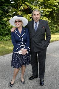 08-06-2006 SHOWBIZZ; HARINGPARTY IS OOK MET ORANJEKOORTS BESMET.Op de 45ste Nationale Haringpartij op het prachtige landgoed van Kasteel Neijenrode in Breukelen was de oude haring nog net niet oranje.Wel veel dames en heren waren in het oranje getint zoals o.a. dassen,jurkjes,schoenen en natuurlijk de hoedjes. Het leverde als elk jaar weer een prachtig schouwspel op in het heerlijke zomerse zonlicht.Vele honderden genodigden waren weer naar Breukelen afgereist om een oud haringtje te nuttigen.Er waren weer tal van bekenden uit de mode, politiek,showbizz en media wereld aanwezig. De haring smaakte prima, de wijn was al vroeg op en de sfeer was top zoals al 45 jaar bij het haring happen. Hopelijk zijn er volgend jaar weer de echte Hollandsche nieuwe maatjes aanwezig.
foto: Albert den Iseger.