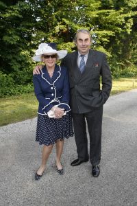 08-06-2006 SHOWBIZZ; HARINGPARTY IS OOK MET ORANJEKOORTS BESMET.Op de 45ste Nationale Haringpartij op het prachtige landgoed van Kasteel Neijenrode in Breukelen was de oude haring nog net niet oranje.Wel veel dames en heren waren in het oranje getint zoals o.a. dassen,jurkjes,schoenen en natuurlijk de hoedjes. Het leverde als elk jaar weer een prachtig schouwspel op in het heerlijke zomerse zonlicht.Vele honderden genodigden waren weer naar Breukelen afgereist om een oud haringtje te nuttigen.Er waren weer tal van bekenden uit de mode, politiek,showbizz en media wereld aanwezig. De haring smaakte prima, de wijn was al vroeg op en de sfeer was top zoals al 45 jaar bij het haring happen. Hopelijk zijn er volgend jaar weer de echte Hollandsche nieuwe maatjes aanwezig.
foto: Albert den Iseger.